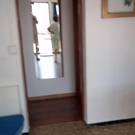 Sleeps 4 Wifi Apartment La Costa